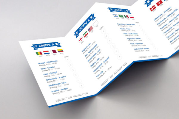 Aufgeklappter WM Spielplaner Pocket 2022 Flag in blau